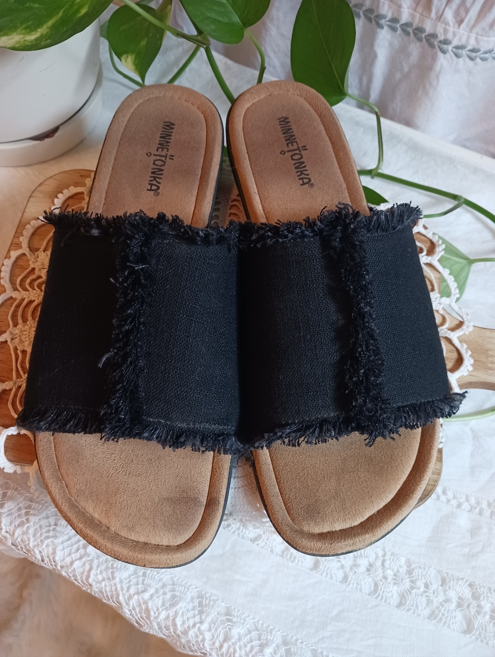 Minnetonka Canvas Slide Sandals Black 11W Summer Vacation Minimalist